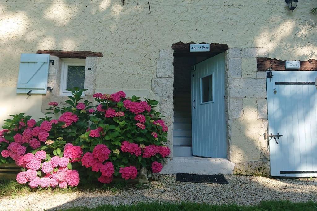 Entire Apartment With Swimming Pool Near Aubeterre Saint-Romain  Kültér fotó