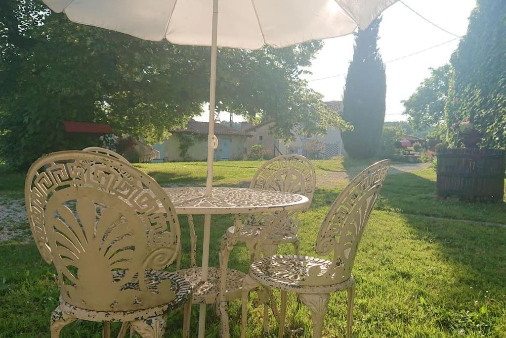 Entire Apartment With Swimming Pool Near Aubeterre Saint-Romain  Kültér fotó