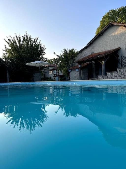 Entire Apartment With Swimming Pool Near Aubeterre Saint-Romain  Kültér fotó