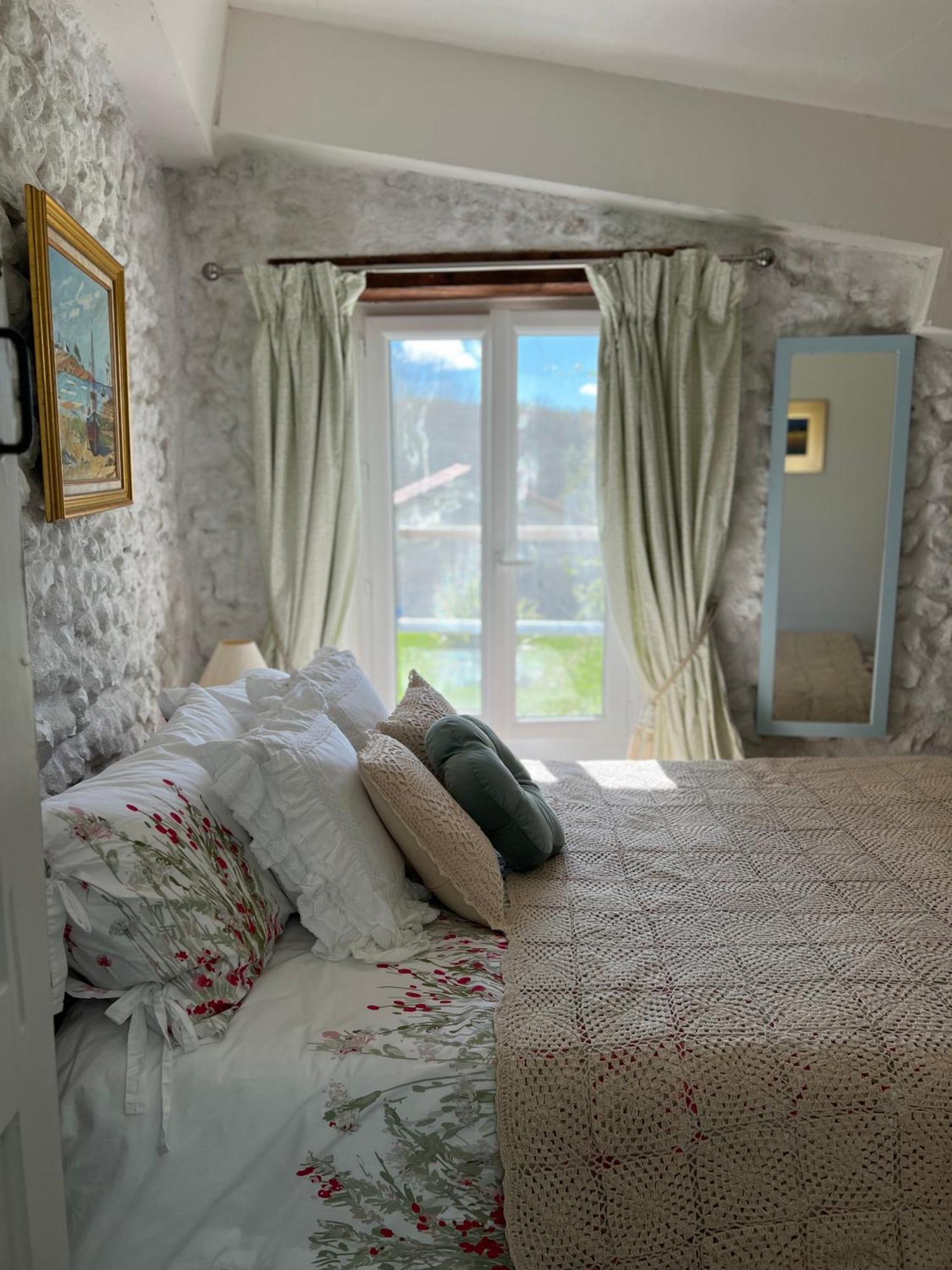 Entire Apartment With Swimming Pool Near Aubeterre Saint-Romain  Kültér fotó