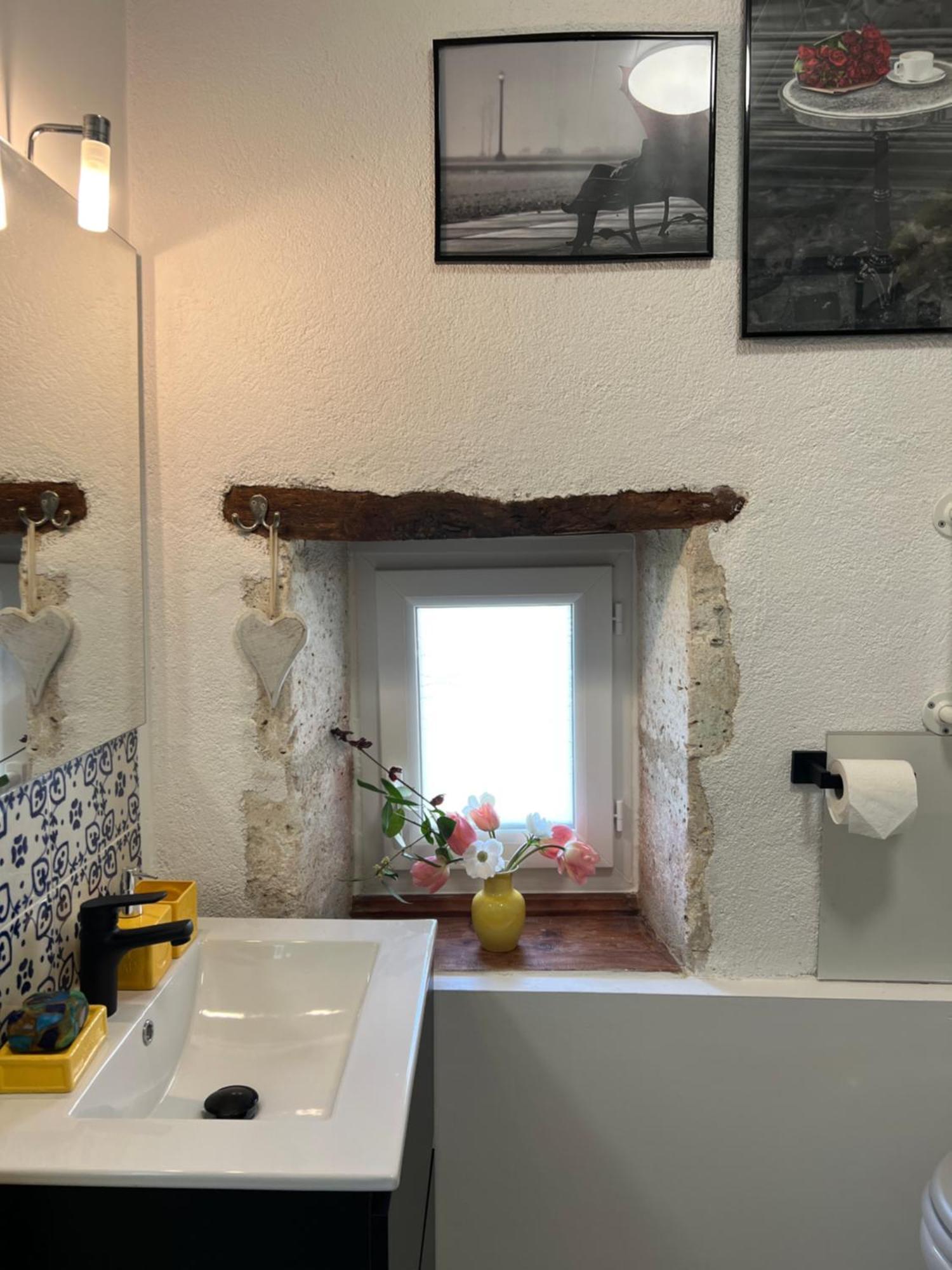 Entire Apartment With Swimming Pool Near Aubeterre Saint-Romain  Kültér fotó