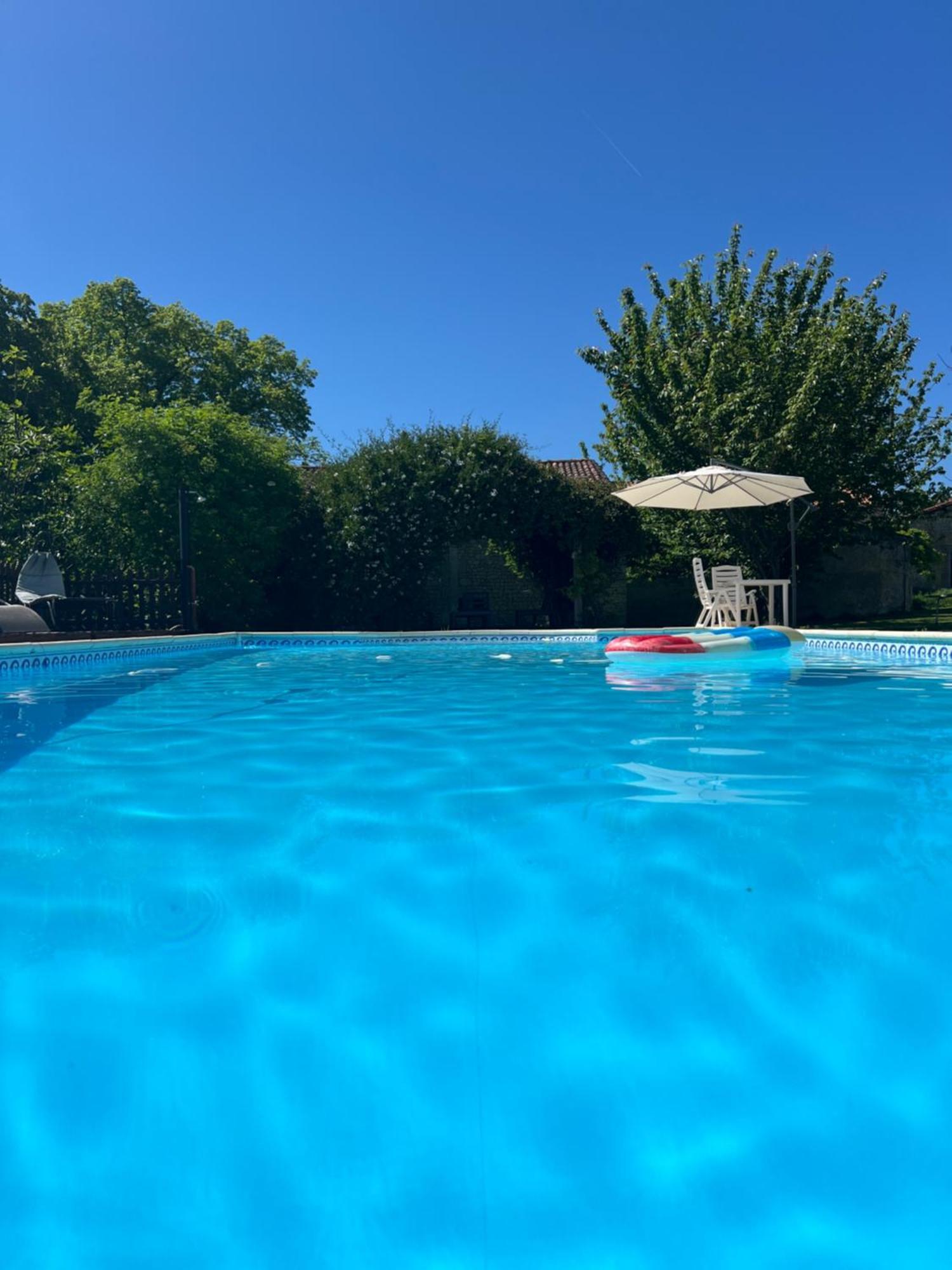 Entire Apartment With Swimming Pool Near Aubeterre Saint-Romain  Kültér fotó